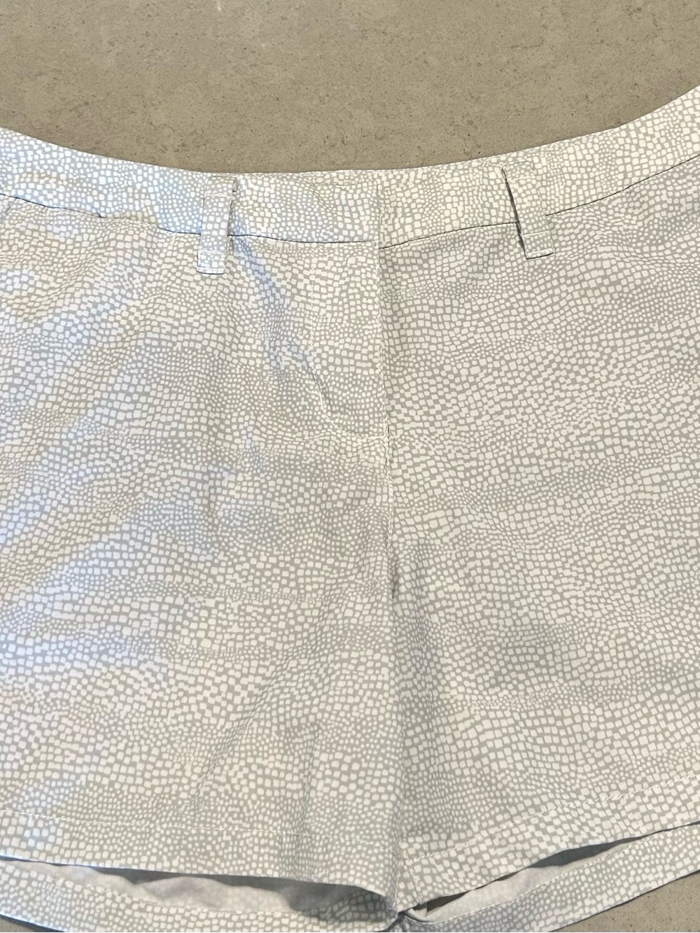 Nike Women’s Golf Shorts Size 6 Gray/White